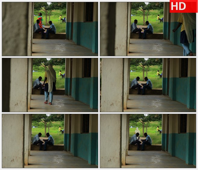 ZY1585非洲学校的男生在外面的走廊研究高清实拍视频素材